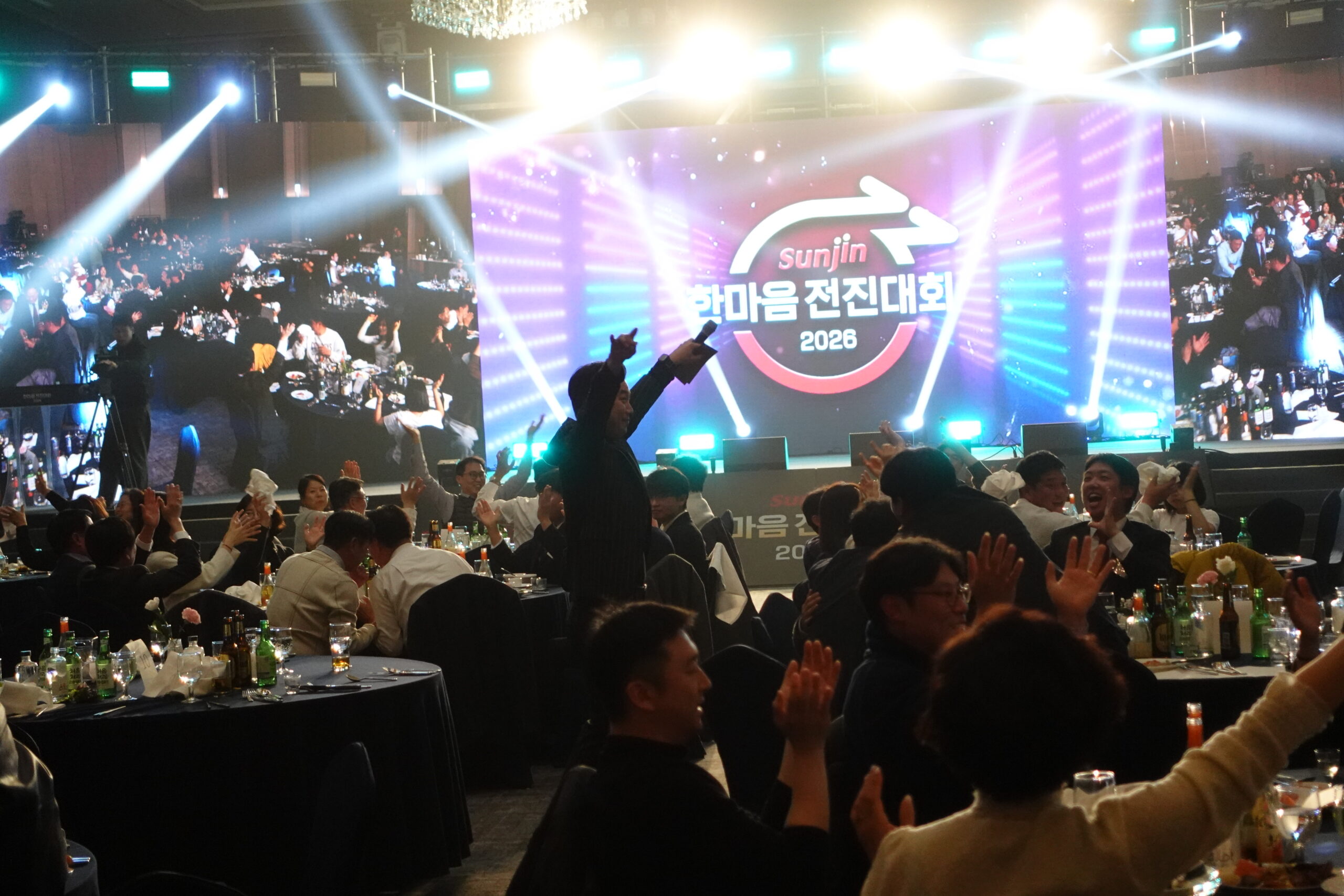 참가자와 소통하며 레크레이션을 진행하는 대표 MC 이규진