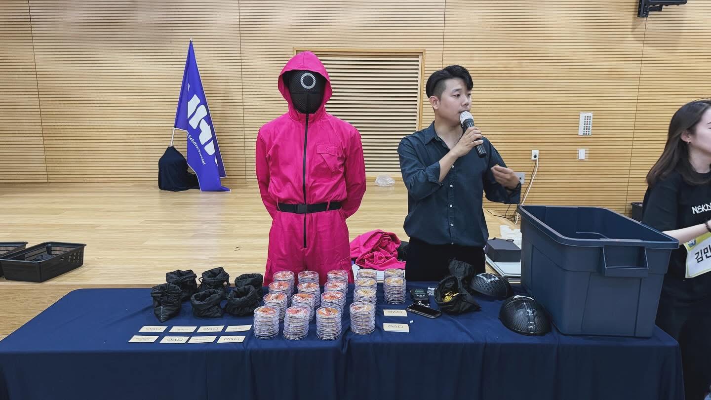 참가자에게 자체 개발 팀빌딩 프로그램을 설명하는 MC이규진