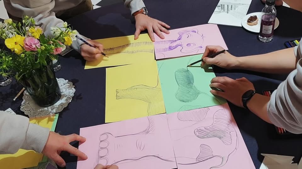 팀원들이 역할을 나누어 협동 미션을 해결하는 팀빌딩 현장